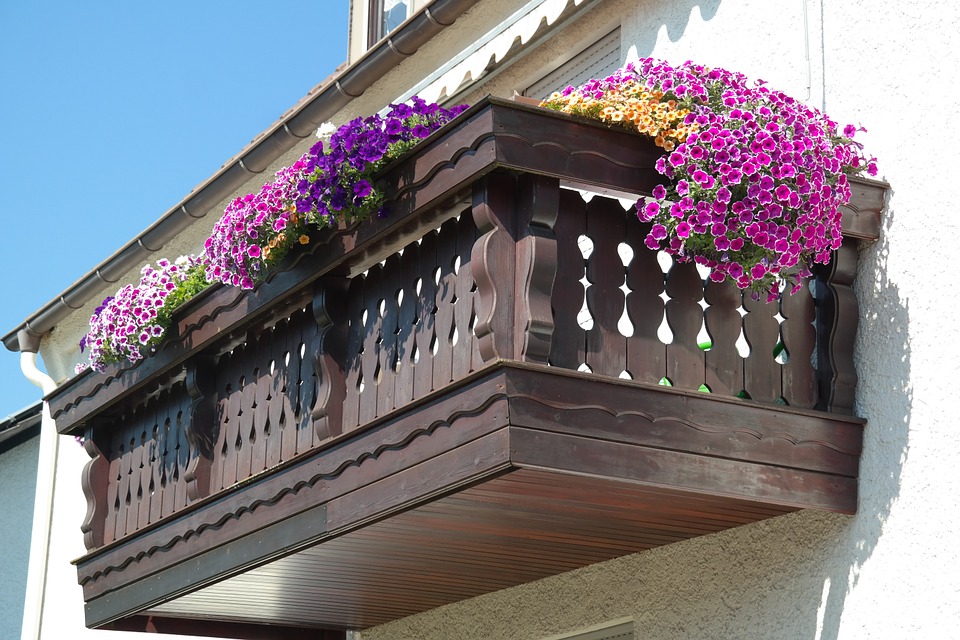 Jak urządzić funkcjonalny balkon lub taras? balcony-200431_960_720