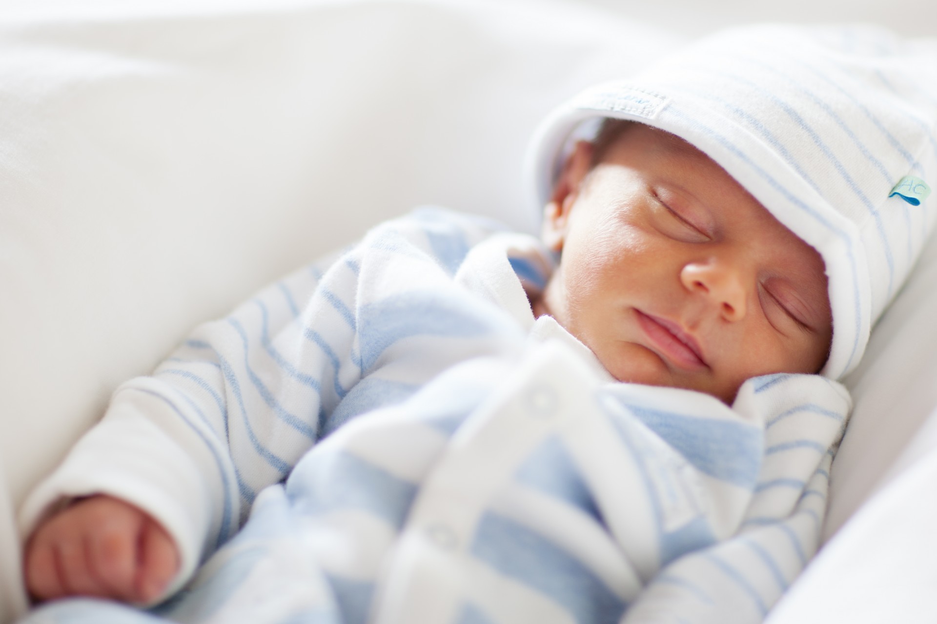 Jakie materace dla dziecka? Wybieramy materac dla niemowlęcia. newborn-boy-sleeping