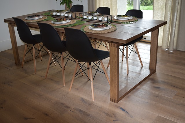 Drewniane stoły kuchenne - jak wybrać najlepszy? drweniany-stol-w-kuchni